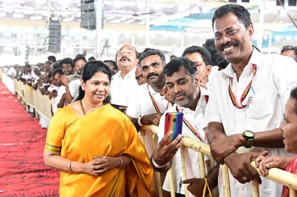 Dmk cadres eagerly to take a selfie with Kanimozhi, who attended the training workshop for DMK polling agents in South Zone 