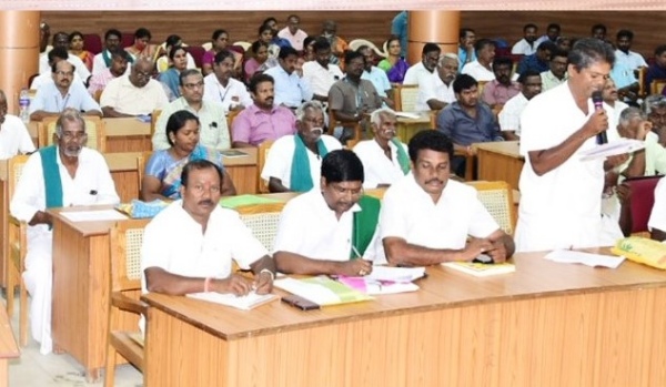 Trichy collector Pradeep kumar does not take off the Green turban from shoulder until the end of the meeting 
