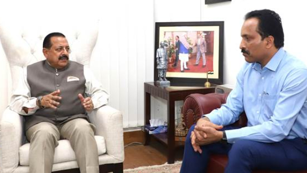 ISRO Chairman updates Union Minister Jitendra Singh on status of Chandrayaan-3 ISRO Chairman updates Union Minister Jitendra Singh on status of Chandrayaan-3