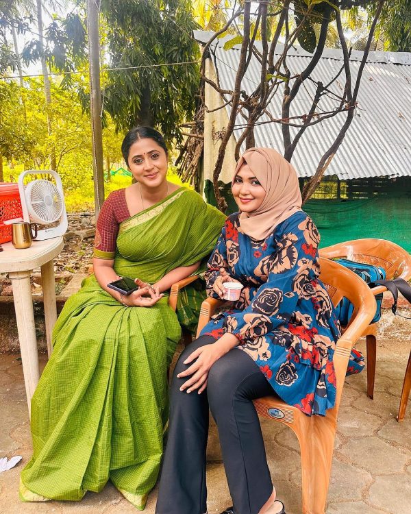 Ethirneechal Serial Iswari meets Jeevanandham with father