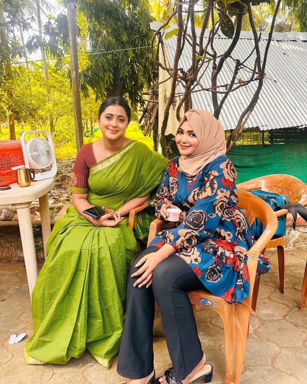 Ethirneechal Serial Iswari meets Jeevanandham with father