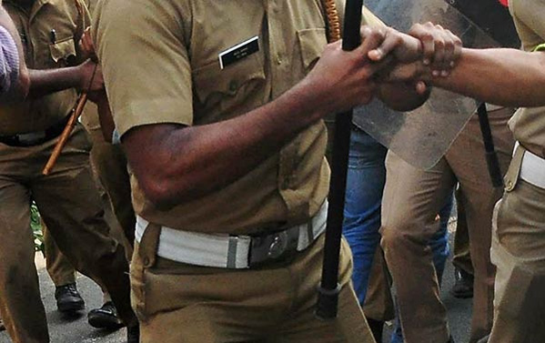 kerala-police-arrested-4-karnataka-policemen-who-went-to-kochi-to-find-people-involved-in-criminal-c kerala-police-arrested-4-karnataka-policemen-who-went-to-kochi-to-find-people-involved-in-criminal-c
