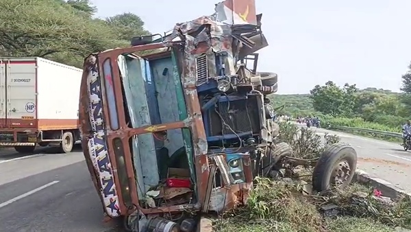 5 people were injured in an accident where four vehicles collided and overturned near Toppur pass twin bridge. Traffic on the Salem-Bengaluru national highway was affected due to this. 5 people were injured in an accident where four vehicles collided and overturned near Toppur pass twin bridge. Traffic on the Salem-Bengaluru national highway was affected due to this.
