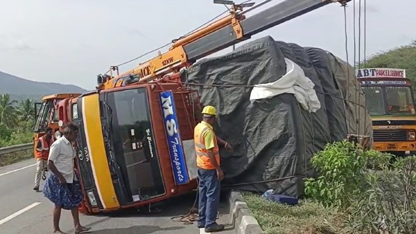 5 people were injured in an accident where four vehicles collided and overturned near Toppur pass twin bridge. Traffic on the Salem-Bengaluru national highway was affected due to this. 5 people were injured in an accident where four vehicles collided and overturned near Toppur pass twin bridge. Traffic on the Salem-Bengaluru national highway was affected due to this.