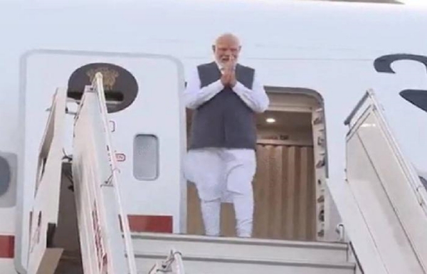 Why did the Karnataka CM and Deputy CM not welcome PM Modi who visitd ISRO center in Bengaluru? 