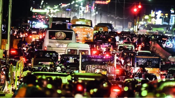 Chennai City Traffic police shares super pictures like vehicles discipline in cross line 