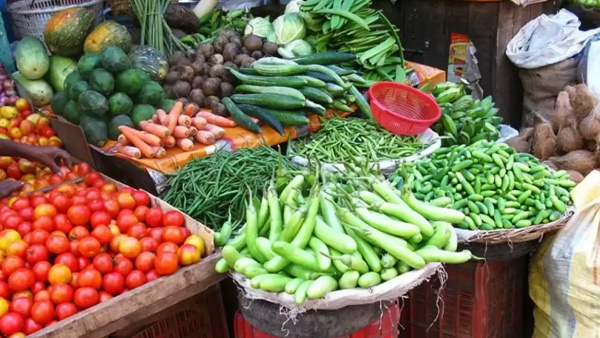 Tomatoe price slightly down Rs.10 per kg at Koyambed Market in Chennai