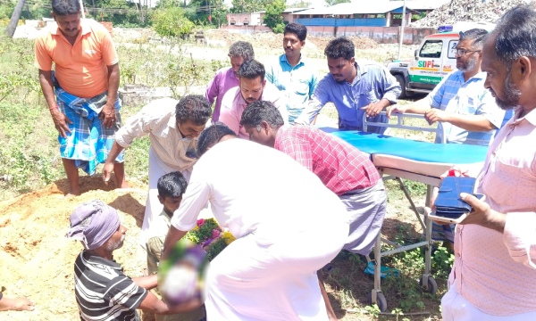 2 Hindu womens died in Adirampattinam were carried and cremated by Muslims 