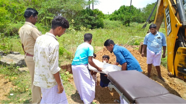 2 Hindu womens died in Adirampattinam were carried and cremated by Muslims 