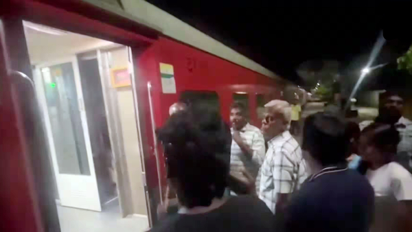 Passengers stopped Sengottai-Tambaram train midway due to AC not working 