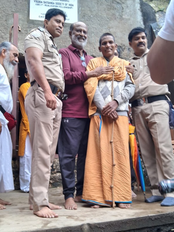  What did Rajini says to tamil man who walked to Babaji Cave? 