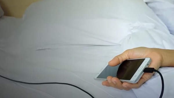 Do not sleep next to your i Phones while charging, Apple warns users