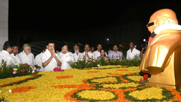 Chief Minister MK Stalin pays floral tributes at kalaignar Karunanidhi memorial 