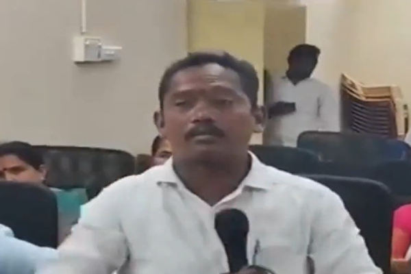 People trust me a lot : Andhra Pradesh councilor hit himself with a slippers, see the video 