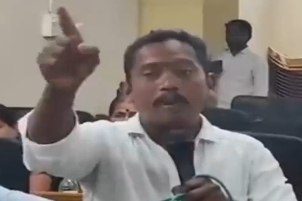 People trust me a lot : Andhra Pradesh councilor hit himself with a slippers, see the video 