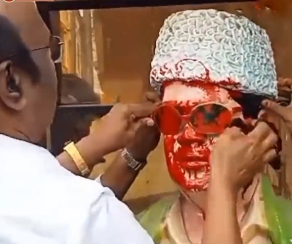 Jayakumar cleaned MGR statue: Police arrested the person who poured paint on mgr statue 