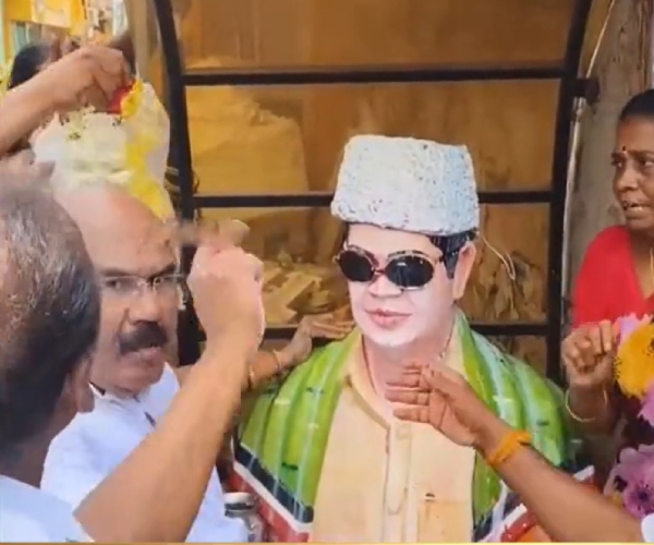 Jayakumar cleaned MGR statue: Police arrested the person who poured paint on mgr statue 