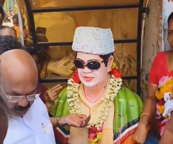 Jayakumar cleaned MGR statue: Police arrested the person who poured paint on mgr statue 