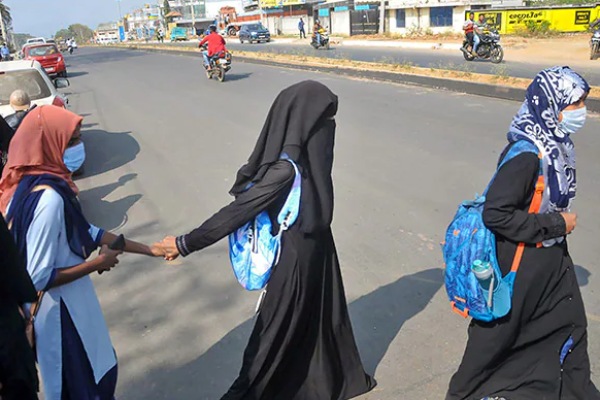 After Karnataka, Mumbai Colleges bans entry to girl students wearing Hijab and Burqas 