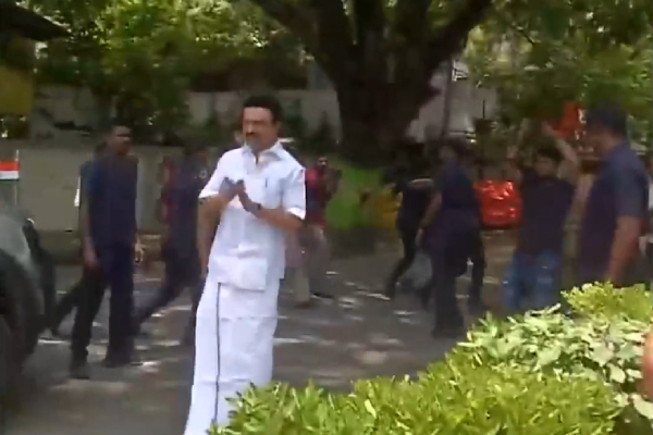  CM Stalin suddenly get down from car talked with AMMK executive CR saraswathi today 