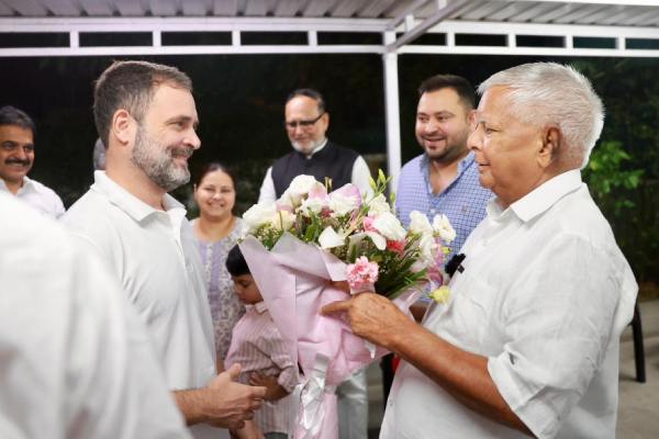 Lalu Prasad Yadav turns into Chef and cooks Mutton for Rahul Gandhi Lalu Prasad Yadav turns into Chef and cooks Mutton for Rahul Gandhi