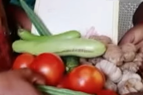Coimbatore couple invites relatives with wedding card and vegetables for their daughter marriage Coimbatore couple invites relatives with wedding card and vegetables for their daughter marriage