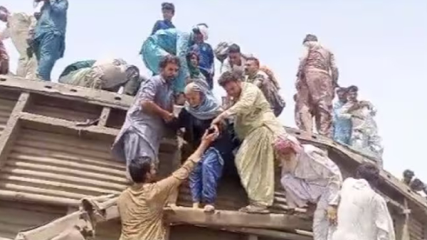 passenger train derails in Pakistan; 25 dead, more than 80 injured 