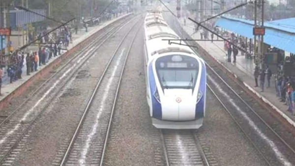 Passenger boarded the Vande Bharat train without ticket, smoked a cigarette inside passengers panic 