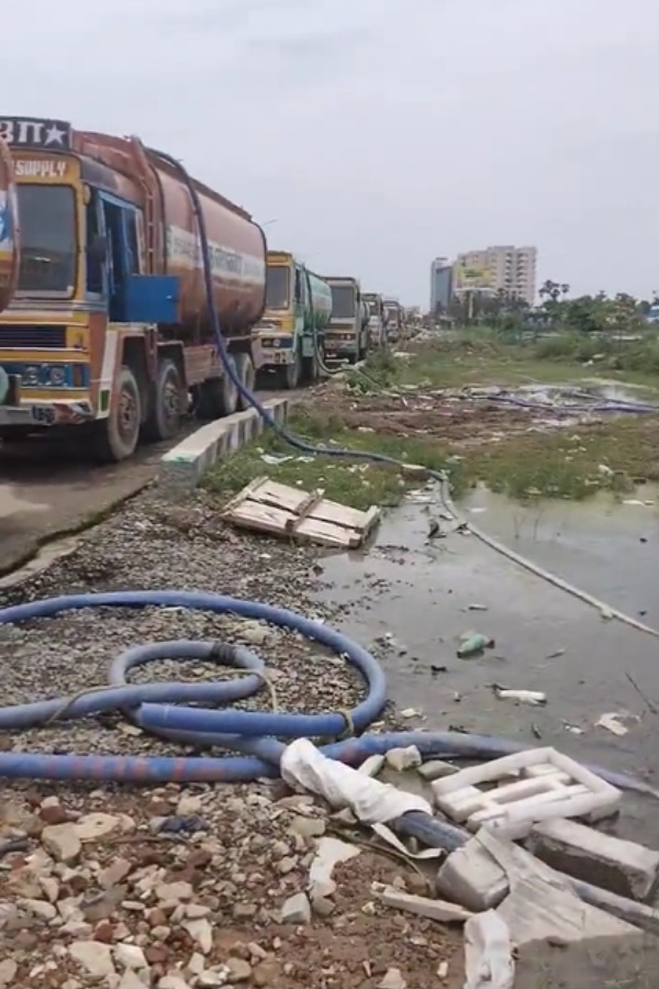 Chennai Pallavaram - Thoraipakkam Radial Road are in very bad condition due to water Tanker 