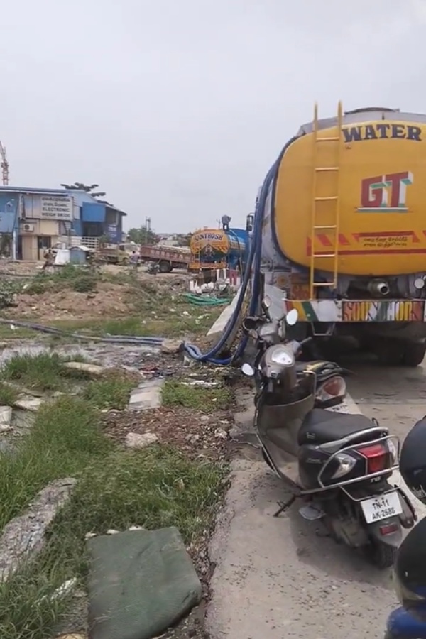 Chennai Pallavaram - Thoraipakkam Radial Road are in very bad condition due to water Tanker 