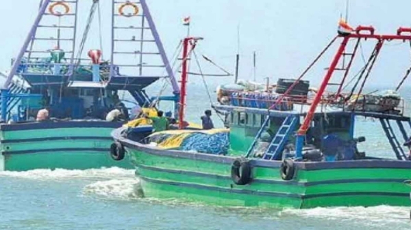 Sri lankan pirates again attacked vedaranyam fishermen near kodiyakkarai 