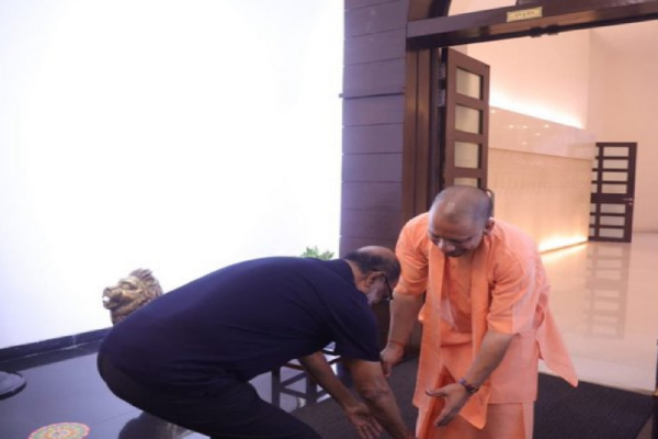 actor Rajinikanth falling down at the feet of the Chief Minister so Baakiyalakshmi Serial Gopi comment 