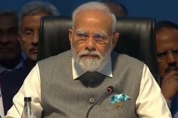 PM Modi visits and honors the scientists responsible for Chandrayaan 3s historic achievement 