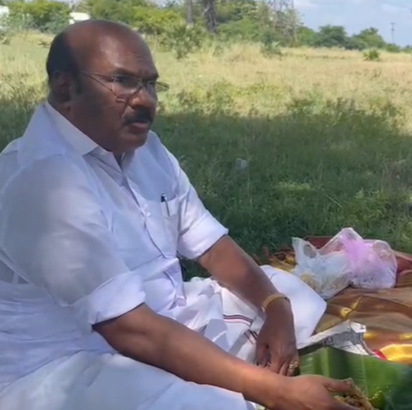Jayakumar on the way to Madurai eat lunch under tree shadow 