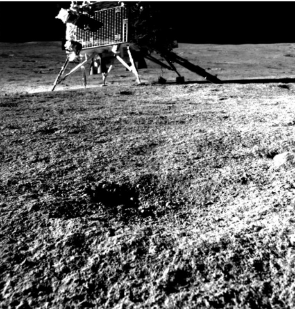 Chandrayaan 3: What are the two different things below the Vikram Lander picture taken by Pragyan? 
