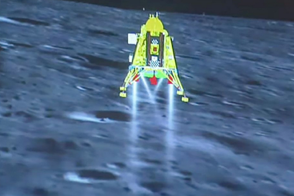 Chandrayaan 3: What are the two different things below the Vikram Lander picture taken by Pragyan? 