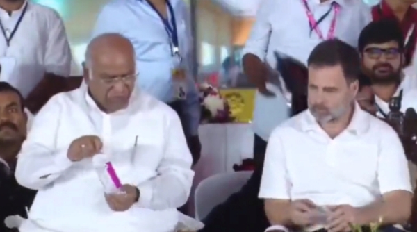 After Mallikarjun Kharge struggle Rahul Gandhi helps to open water bottle and pours water into a glass