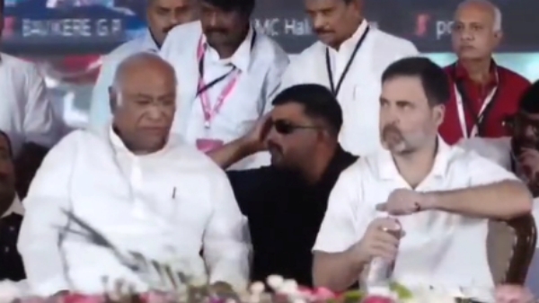 After Mallikarjun Kharge struggle Rahul Gandhi helps to open water bottle and pours water into a glass
