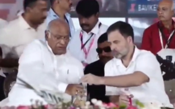 After Mallikarjun Kharge struggle Rahul Gandhi helps to open water bottle and pours water into a glass
