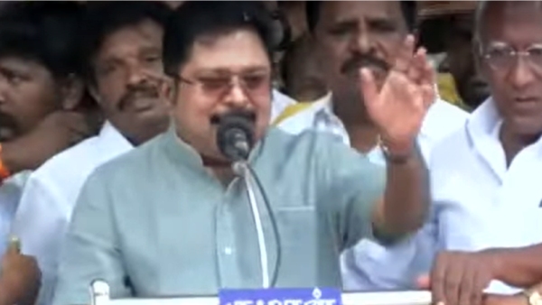  OPS brother O Raja touches the feet of TTV Dhinakaran on Kodanadu protest