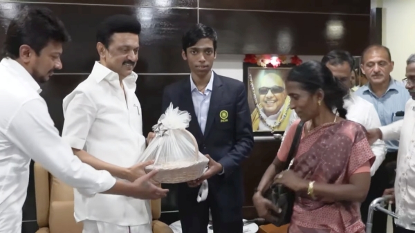 Praggnanandhaa met Chief Minister Stalin congratulated him with a gift of 30 lakhs 