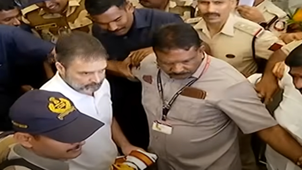 Security personnel pushed congress Party workers who came close to Rahul Gandhi in Coimbatore Security personnel pushed congress Party workers who came close to Rahul Gandhi in Coimbatore