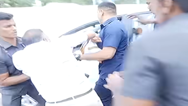 Security personnel pushed congress Party workers who came close to Rahul Gandhi in Coimbatore Security personnel pushed congress Party workers who came close to Rahul Gandhi in Coimbatore