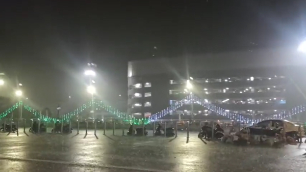 Heavy rain with Thunderstorms are lashing Chennai and its suburbs 