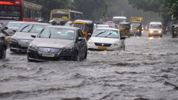 Heavy rains Floods on road sides Vehicles that floated flight services affected in Chennai 