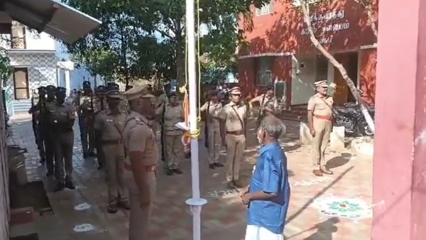 Police inspector Balamurugan honored the Sanitary staff by hoisting the national flag 