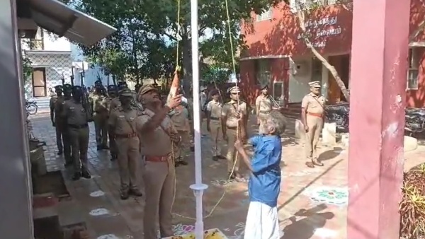 Police inspector Balamurugan honored the Sanitary staff by hoisting the national flag 