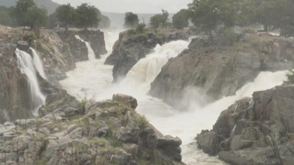 hogenakkal cauvery after water flow increased to 10 thousand Cubic feet per second 