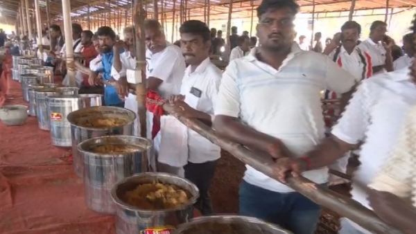Breakfast has been completed for lakhs of volunteers who participated in Madurai AIADMK conference 