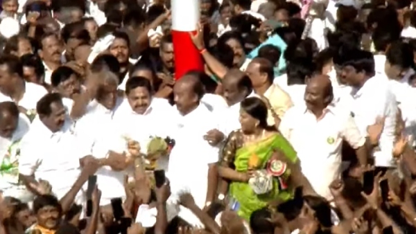 Edappadi Palaniswami, who came to hoist the flag in the morning, to fly peace doves. 